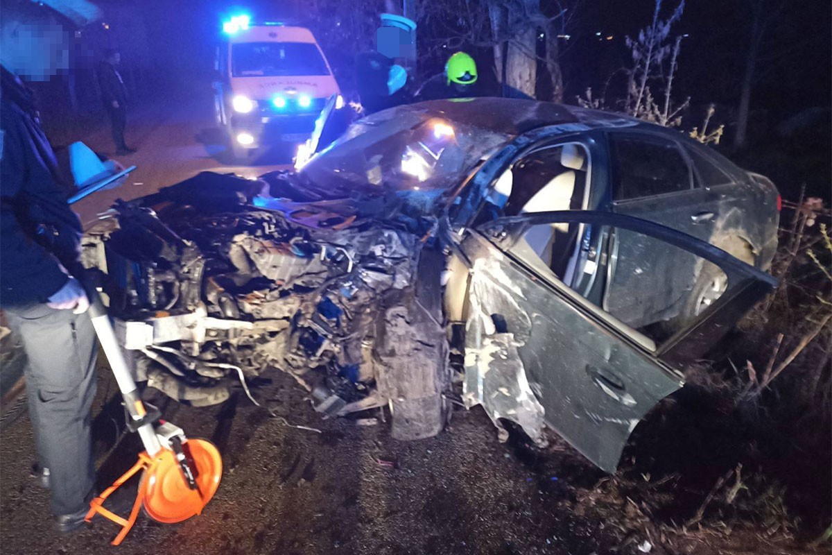 Teška nezgoda u Banjaluci, dvije osobe povrijeđene, intervenisali vatrogasci