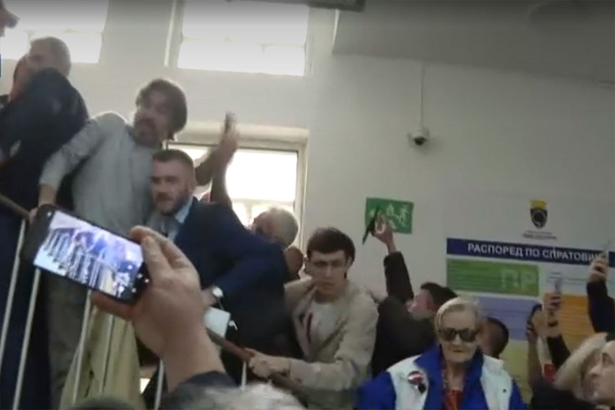 Incident u zgradi opštine Zvezdara, na terenu i Hitna i policija
