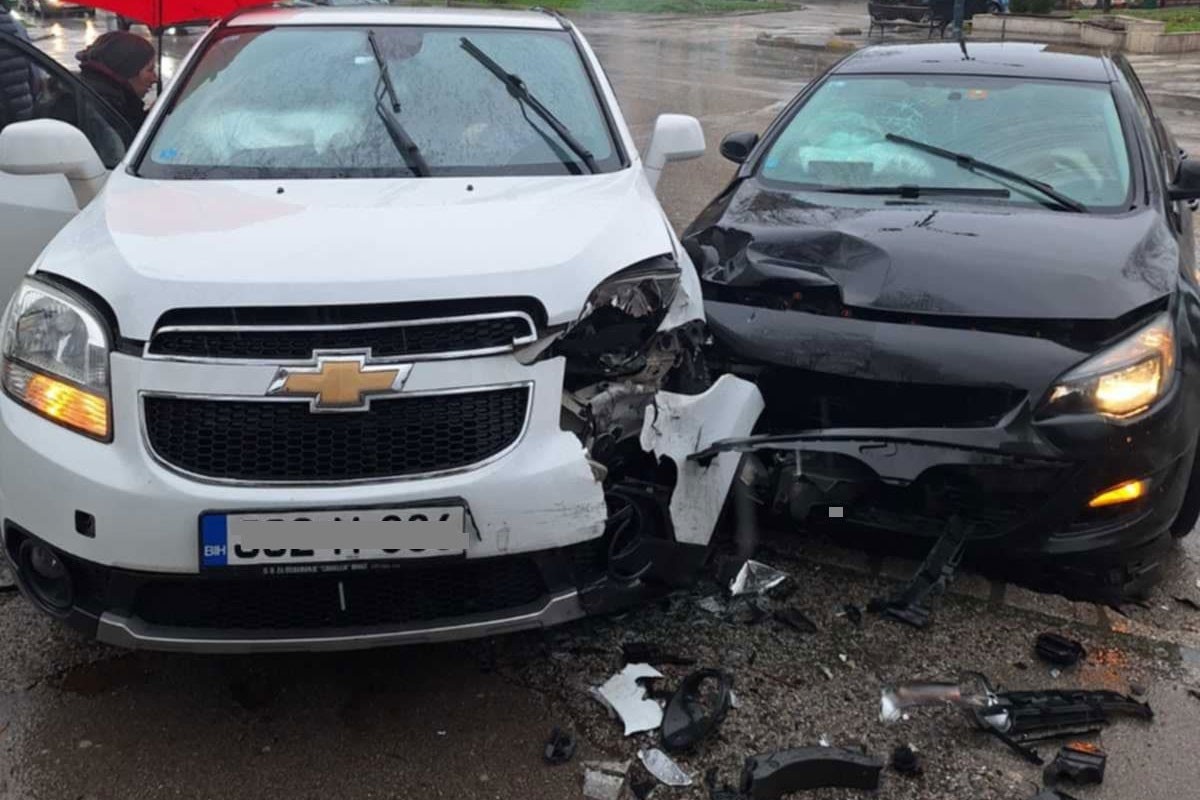 Udes u Sarajevu, dijelovi automobila rasuti po cesti