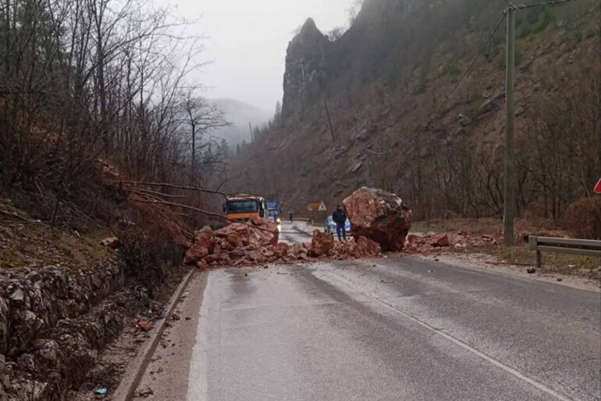 Veliki odron zemlje na putu prema Palama, saobraćaj obustavljen (FOTO)
