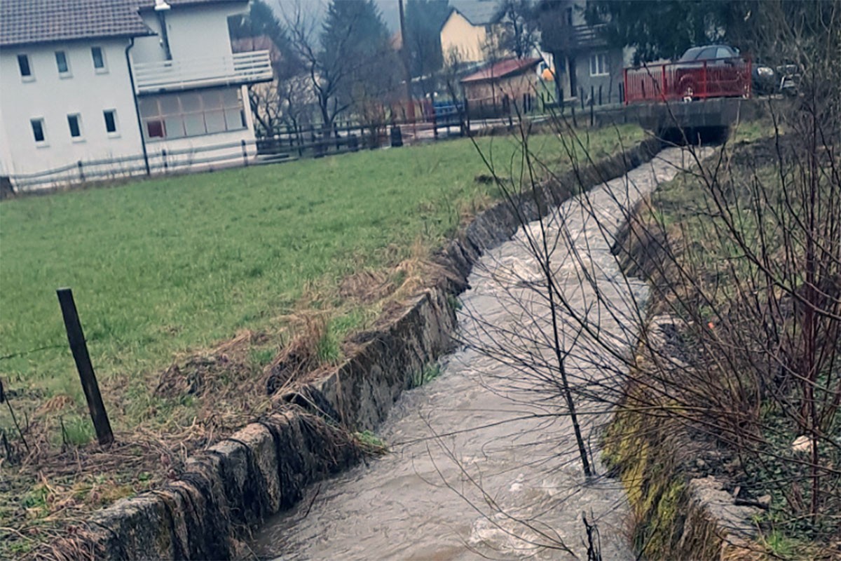 Vodostaj Željeznice u porastu, pojavili se i bujični potoci