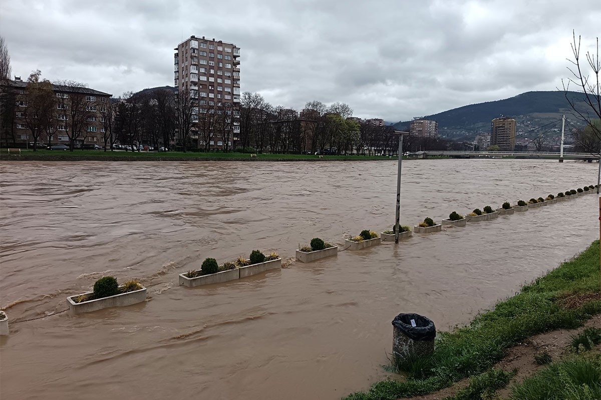 U Kaknju stanje prirodne nesreće, u zgradi opštine Olovo podigli dokumentaciju na sprat