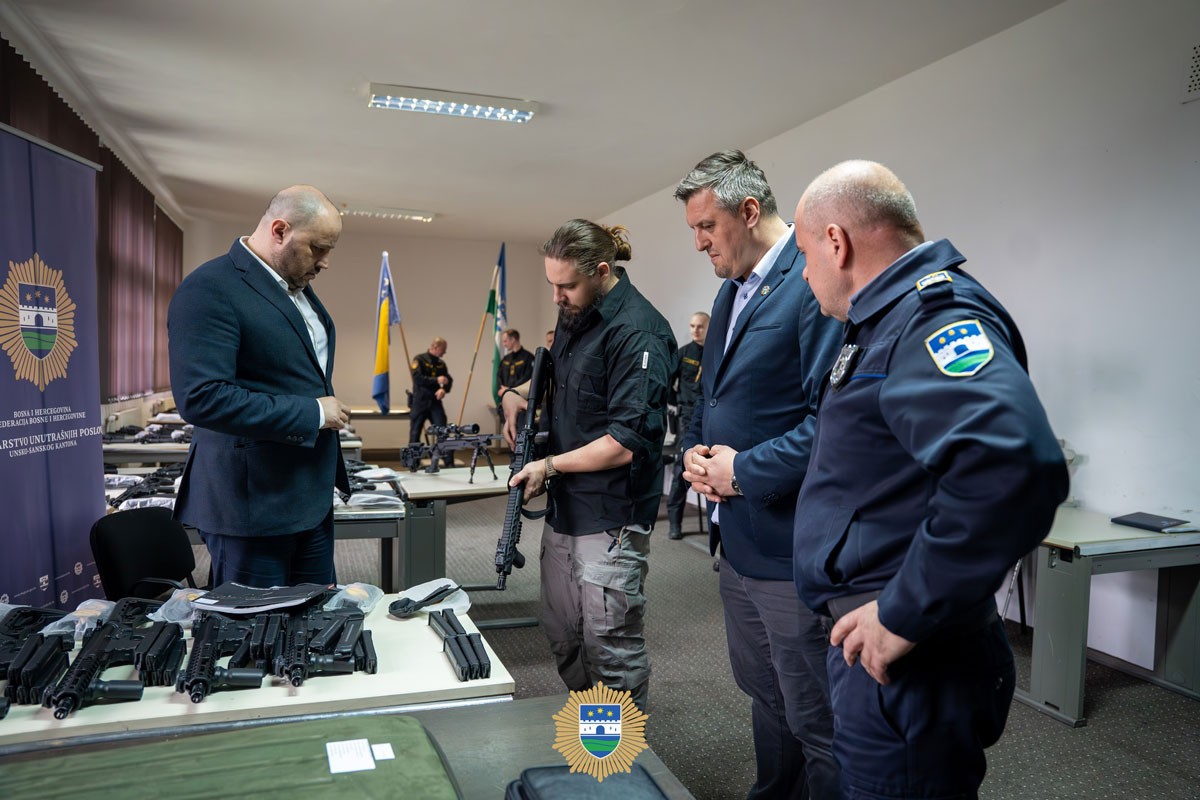 Novo domaće naoružanje za policiju USK