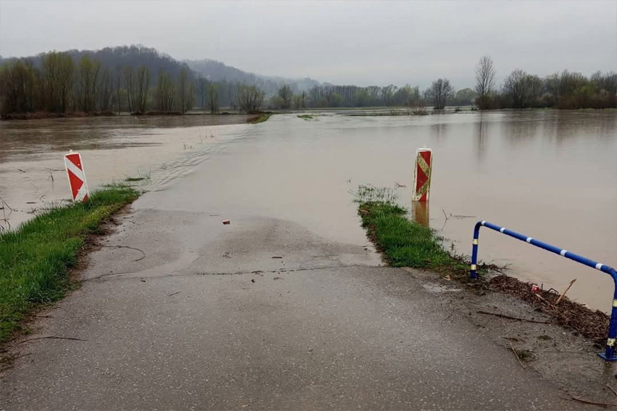 Više putnih pravaca širom BiH neprohodno zbog izlivanja rijeka