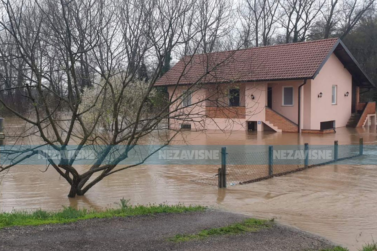 Dramatično u Potkozarju: Voda prodrla kroz nasip