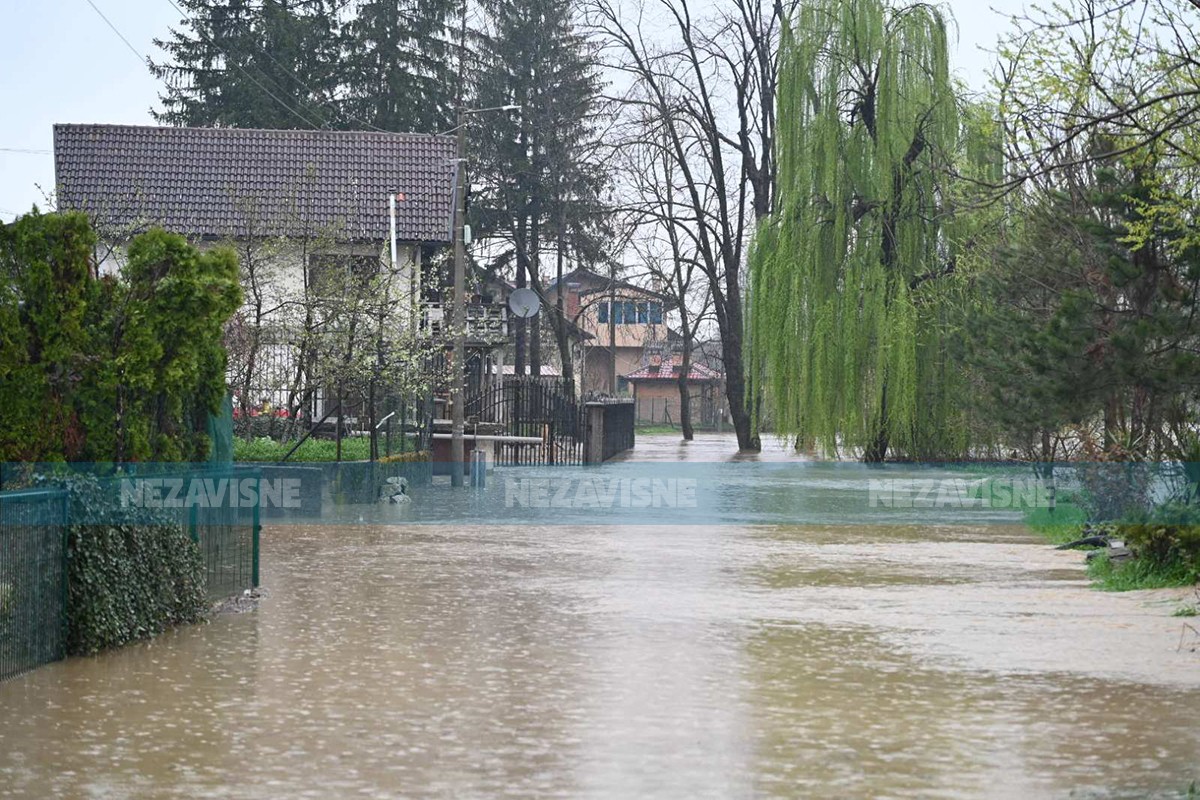 Vrbas ozbiljno ugrozio ulicu u Banjaluci, mještani strahuju od ispuštanja brane (FOTO, VIDEO)
