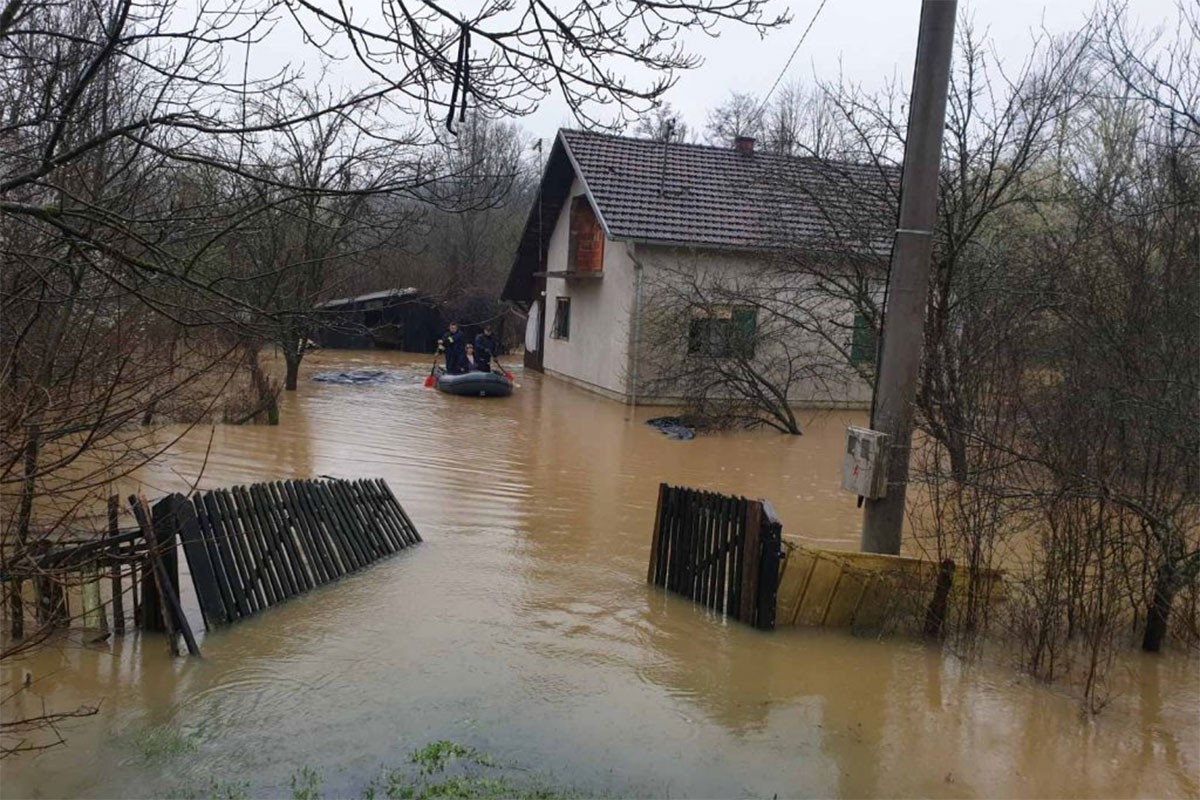 Evakuisana starija žena u Brodu, ekipe na terenu