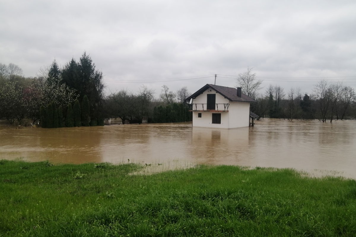 Saobraćaj u Potkozarju uspostavljen, pod vodom 50 kuća