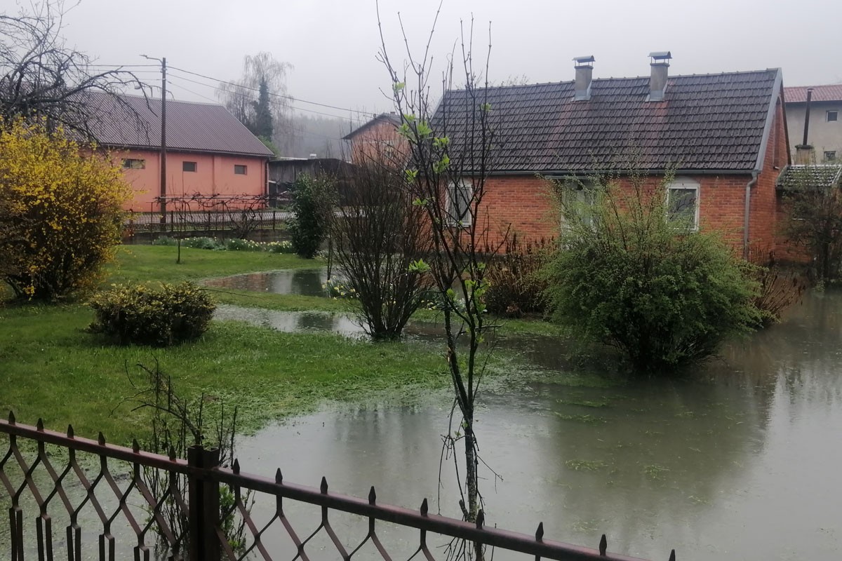 Kuće u vodi, mještani strahuju od novih bujica sa Kozare