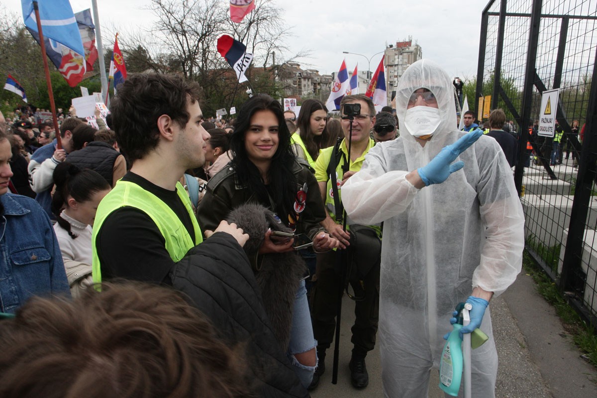 Studenti protestuju ispred sjedišta "Informera": "Dezinformer"