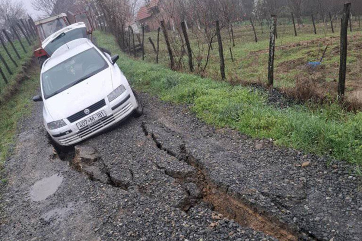 Nakon poplava, odroni na putu (FOTO)