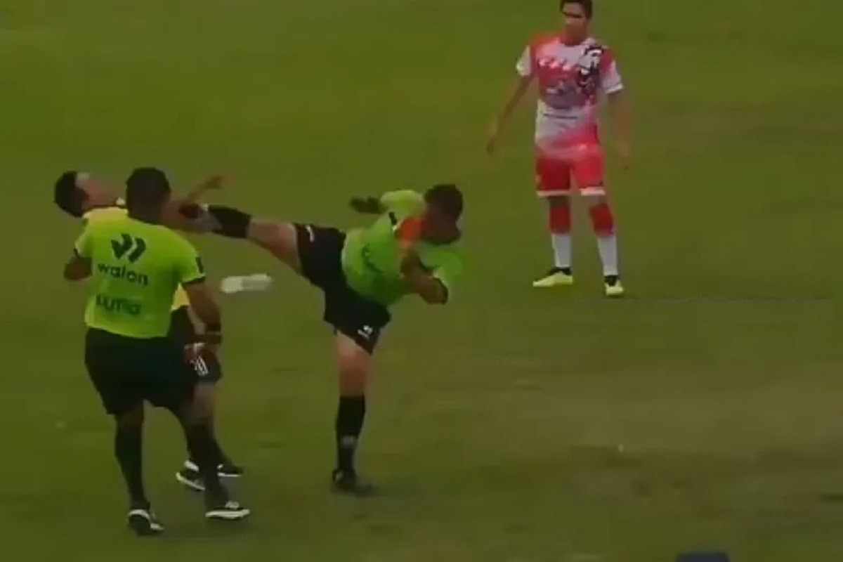 Fudbal ovo nije vidio: Sudija MMA potezom patosirao trenera (VIDEO)