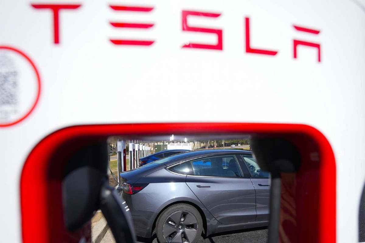Izgorjelo 16 automobila marke "Tesla"