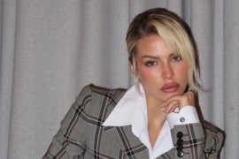 Zakopčala se do grla i dokazala da je i dalje najseksepilnija žena u ...