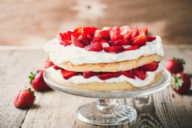 Zdrava torta sa jagodama i kremom od indijskih oraha