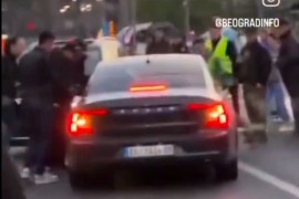 Autom se zaletio na građane u Beogradu, policajac povrijeđen (VIDEO)
