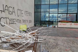 Žandarmerija potisnula studente s ulaza RTV-a, učesnici blokade se ...