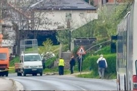 Auto udario u kamion, iz korpe ispala dva radnika