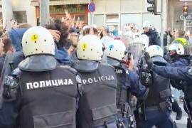 Žandarmerija u opremi za demonstracije pokušala da potisne studente ...
