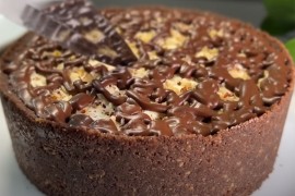 Brzi desert bez pečenja – kremasta torta za 15 minuta (VIDEO)