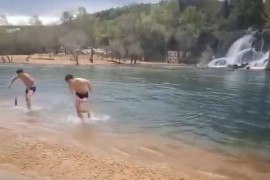 Hrabri mladići otvorili sezonu kupanja na vodopadu Kravica (VIDEO)