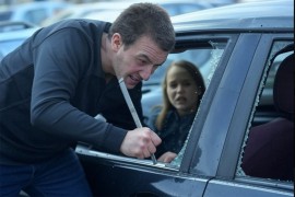 Strava u BiH: Ženi razlupao auto i pred djetetom njenom glavom udarao ...