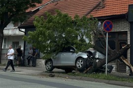 Golfom se zabio u drvo, povrijeđen vozač