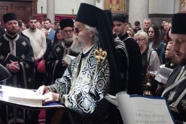 Mitropolit Jefrem predvodio čitanje statija i iznošenje plaštanice