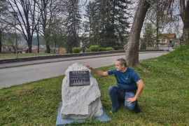 Mala mermerna ploča u Bosanskoj Krupi sjeća na stradalnike "Titanika"