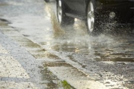 Izlila se voda na kolovoz, prekinut saobraćaj na regionalnim putevima ...