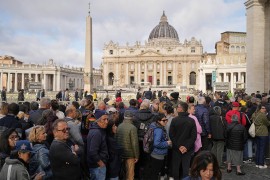 Više od 130.000 ljudi odalo poštu papi Franji u Bazilici Svetog Petra