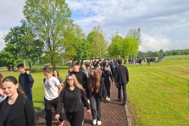 Brojni zvaničnici, građani i učenici pristižu u Donju Gradinu (FOTO)