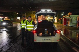 Tokom saobraćajnih kontrola policija koristi uređaje za testiranje na ...