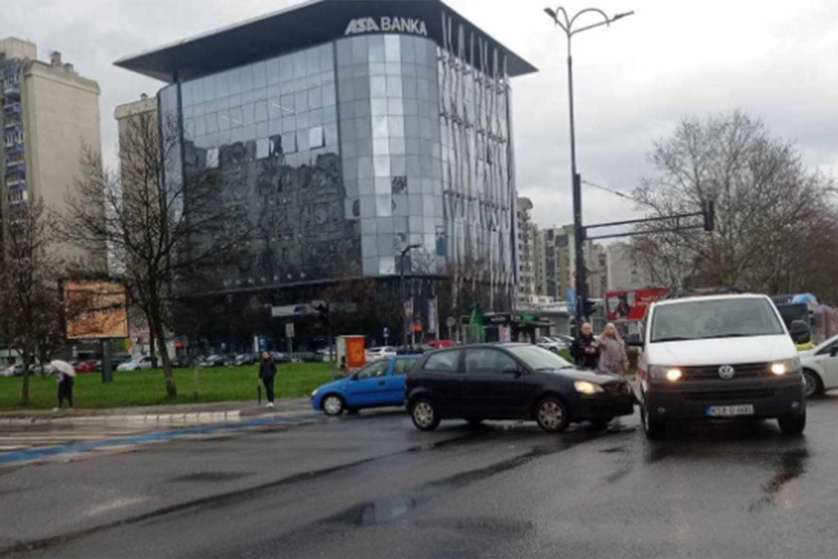 Automobilom se zabio u vozilo Hitne pomoći, nastale velike gužve u saobraćaju
