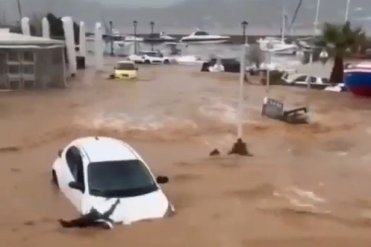 Orkanski vjetrovi čupali drveće, prevrnuti automobili (VIDEO)
