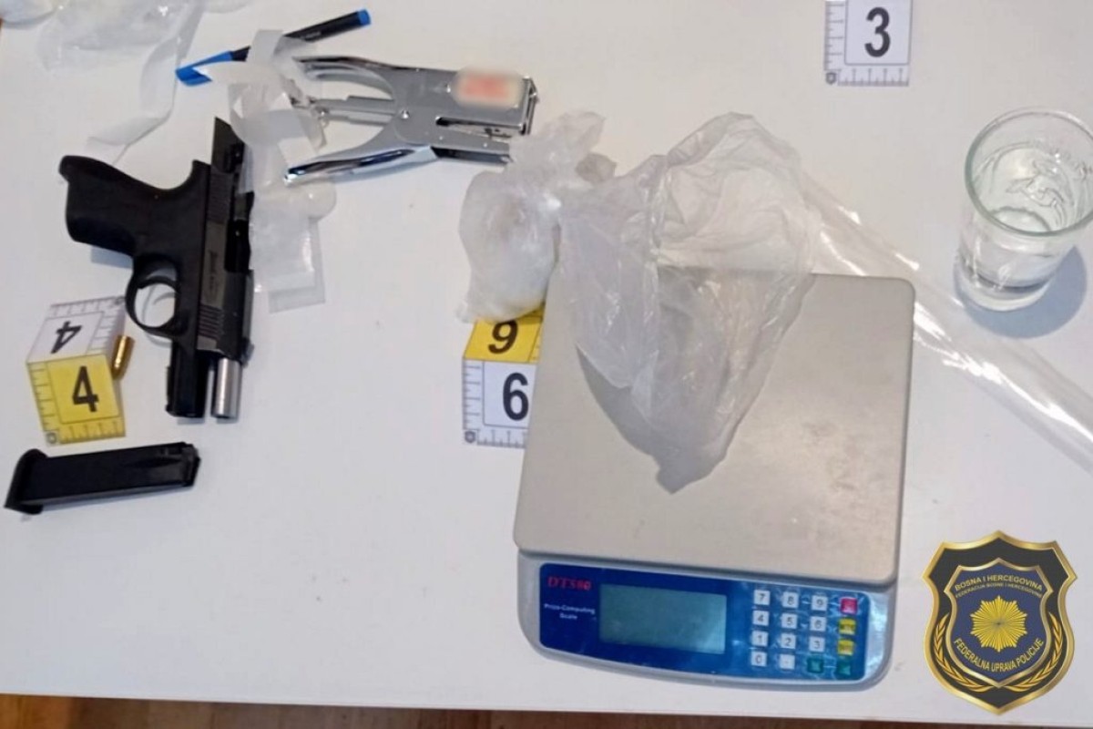 Pronađeno oko 1,5 kg kokaina, novac, oružje, skupocjena vozila