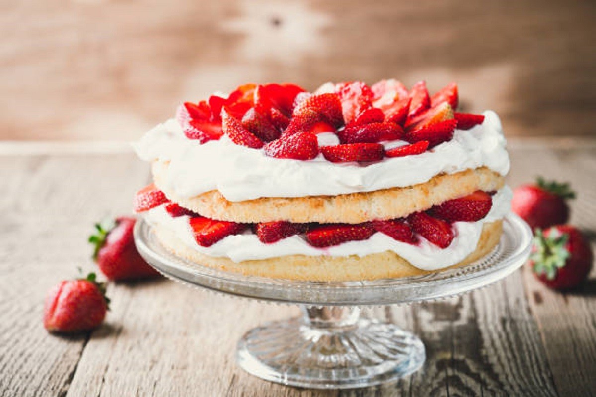 Zdrava torta sa jagodama i kremom od indijskih oraha