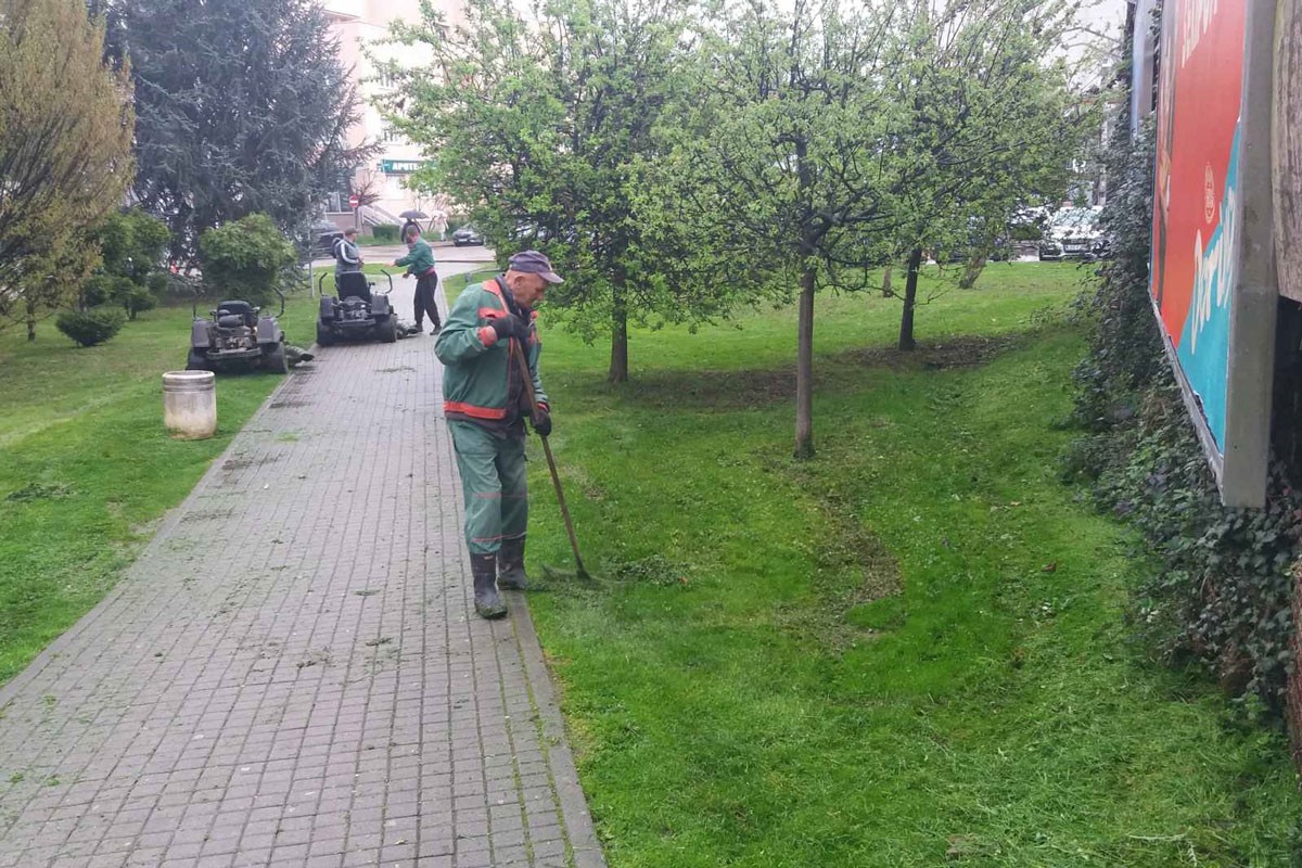 Počelo košenje trave u centru Banjaluke