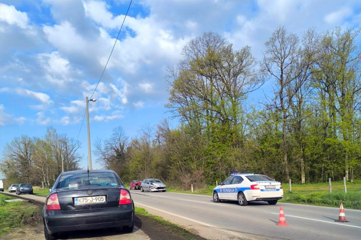 Dva vozača teško povrijeđena u sudaru tri automobila