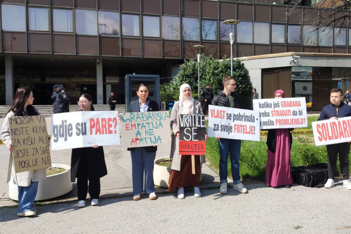 Protest studenata u Sarajevu: Možda niste krivi za kišu, ali jeste za sve poslije nje (VIDEO)