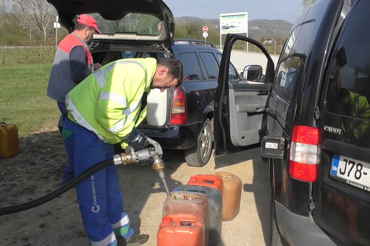 Farmerima podijeljen plavi dizel