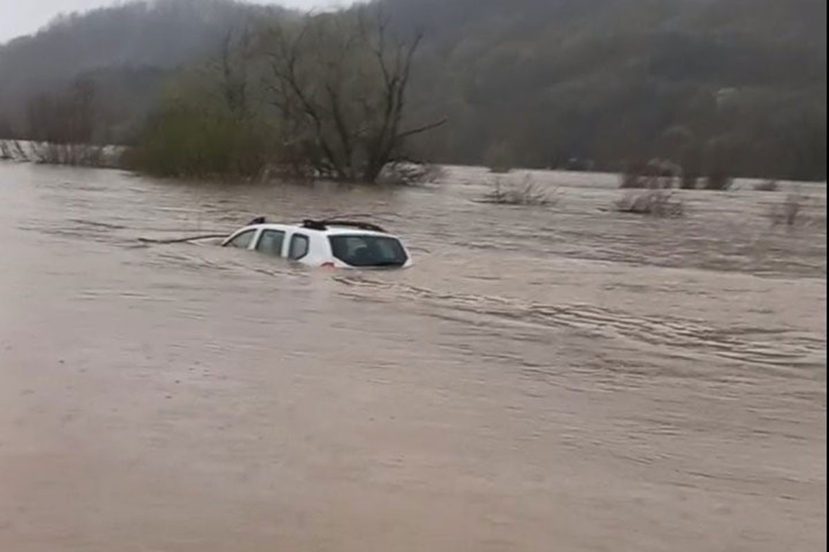 Šumari se jedva izvukli iz bujice, spasili ih mještani