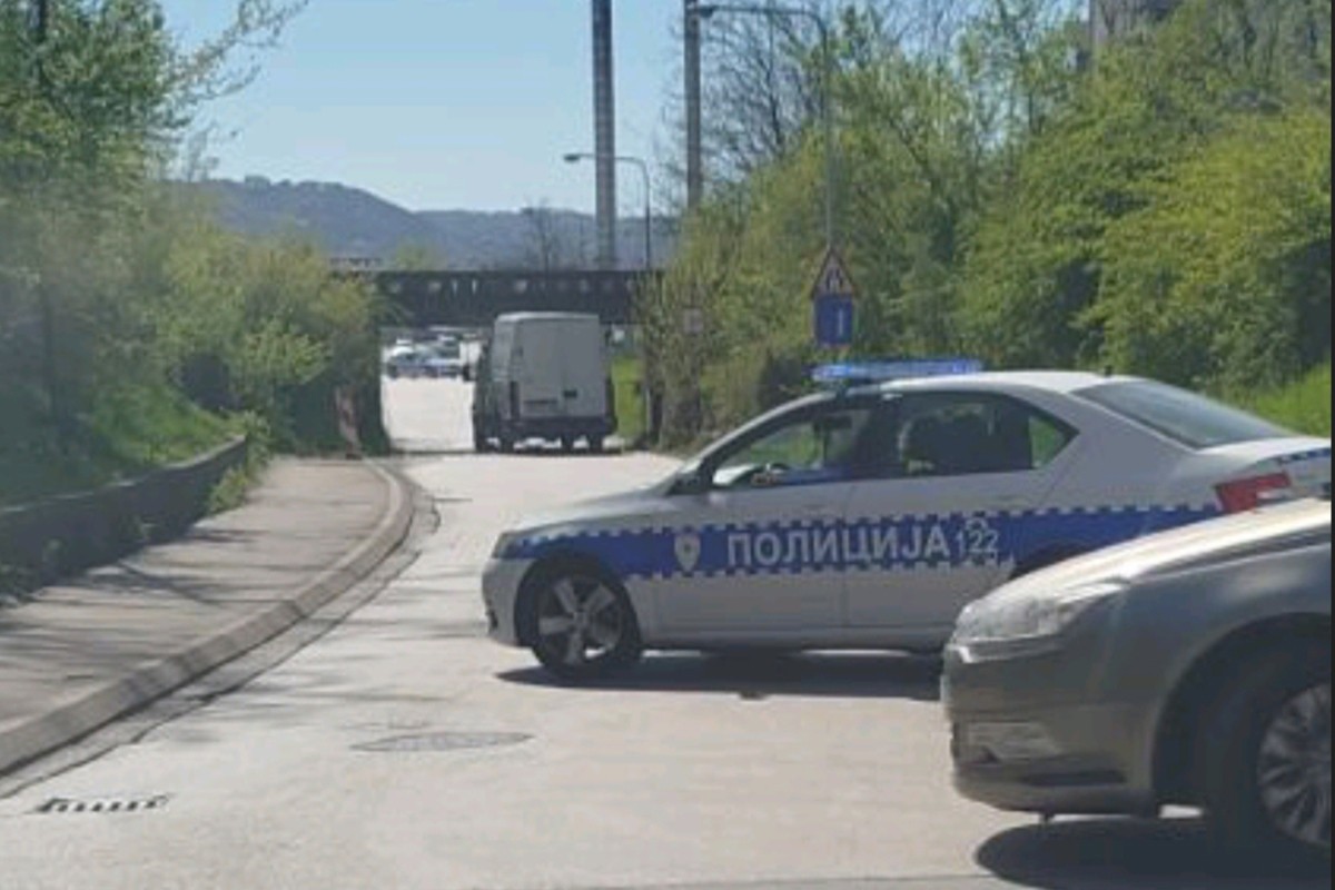 Ponovo nezgoda kod "Incela": Kombi "zapeo" za nadvožnjak, jedna osoba povrijeđena