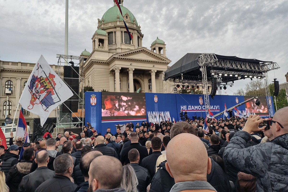 Skup "Ne damo Srbiju", razvijena zastava Srbije duga 200 metara (FOTO)