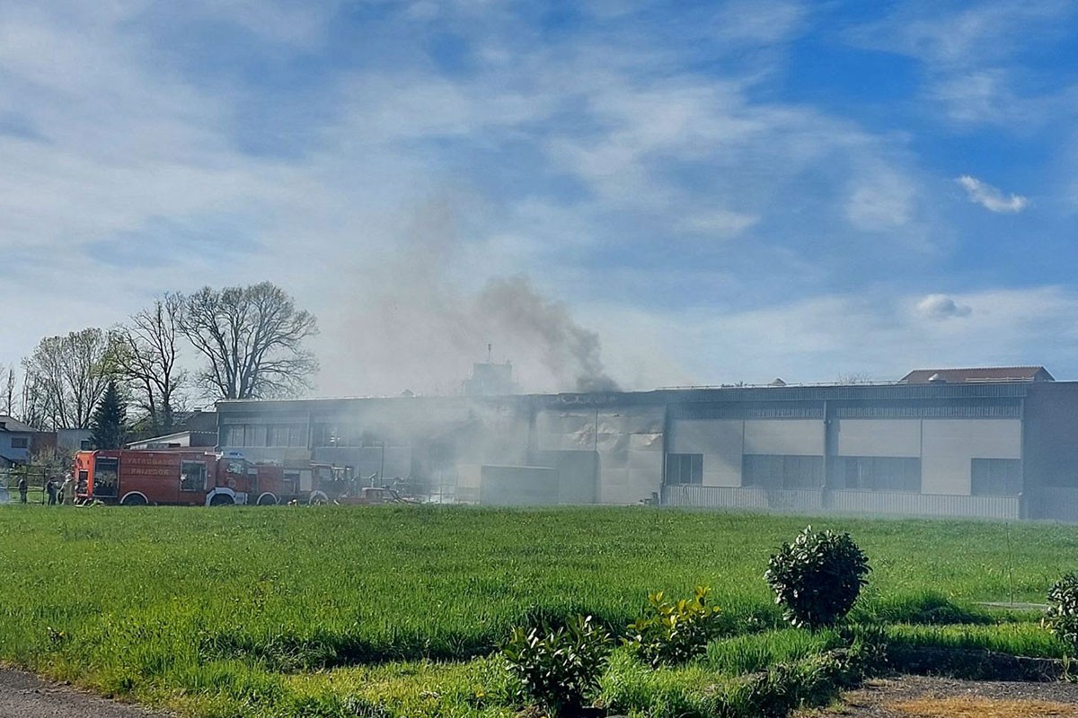 Lokalizovan požar u fabrici namještaja u Prijedoru