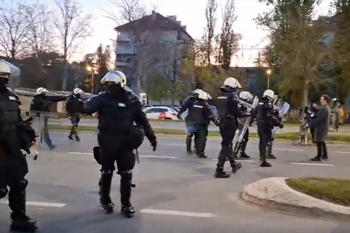 Novosadski studenti tokom noći blokirali GSP (VIDEO)