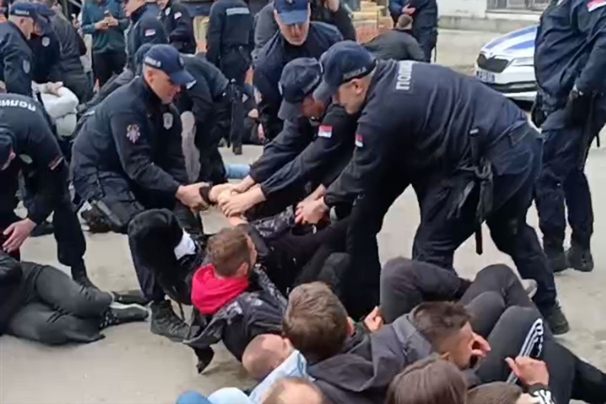 Incident u Novom Pazaru: Studenti pokušali da blokiraju odlazak autobusa na miting u Beograd (VIDEO)