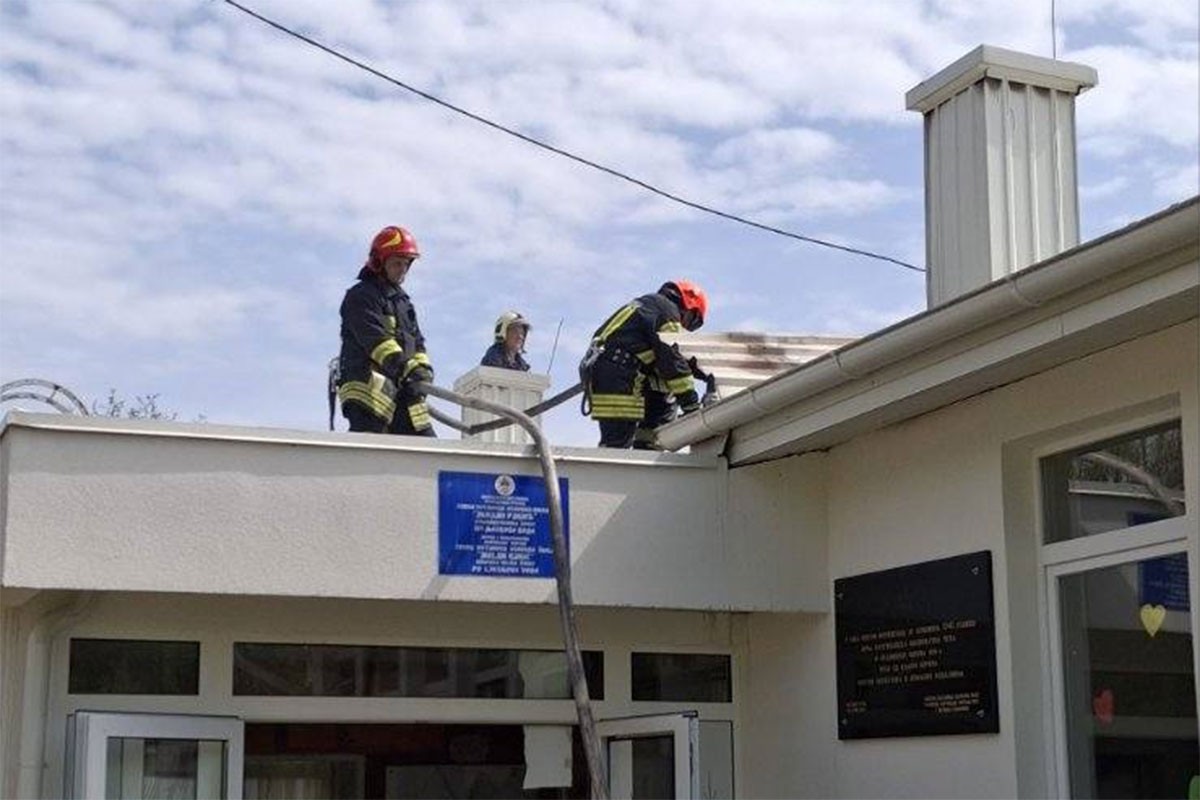 Gorjela škola u Doboju (FOTO)