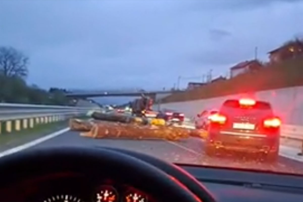 Balvani pali s kamiona na auto-putu u Sarajevu