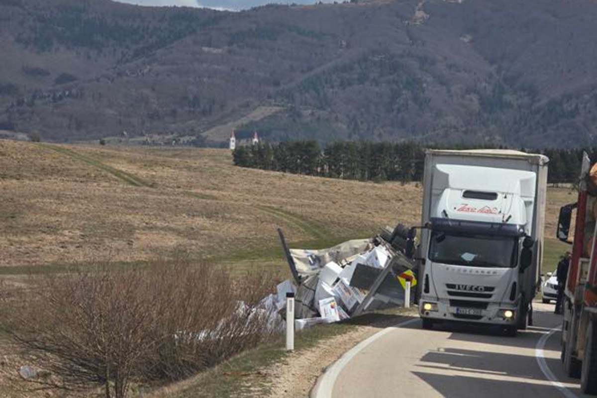 Jak vjetar prevrnuo kamion na Kupresu (FOTO)